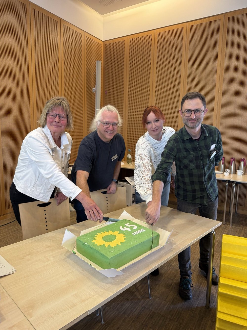 Anschneiden der Geburtstagstorte