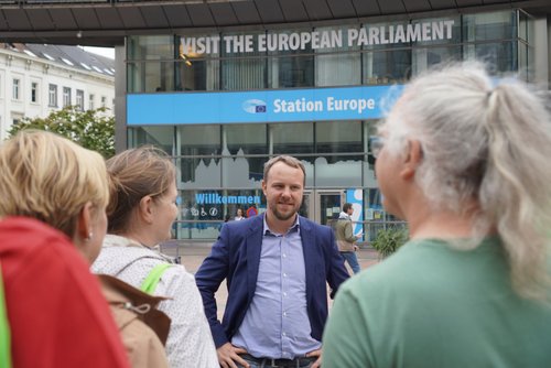 Daniel Freund vor der Reisegruppe am EU-Parlament