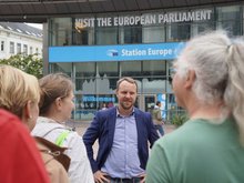 Daniel Freund vor der Reisegruppe am EU-Parlament